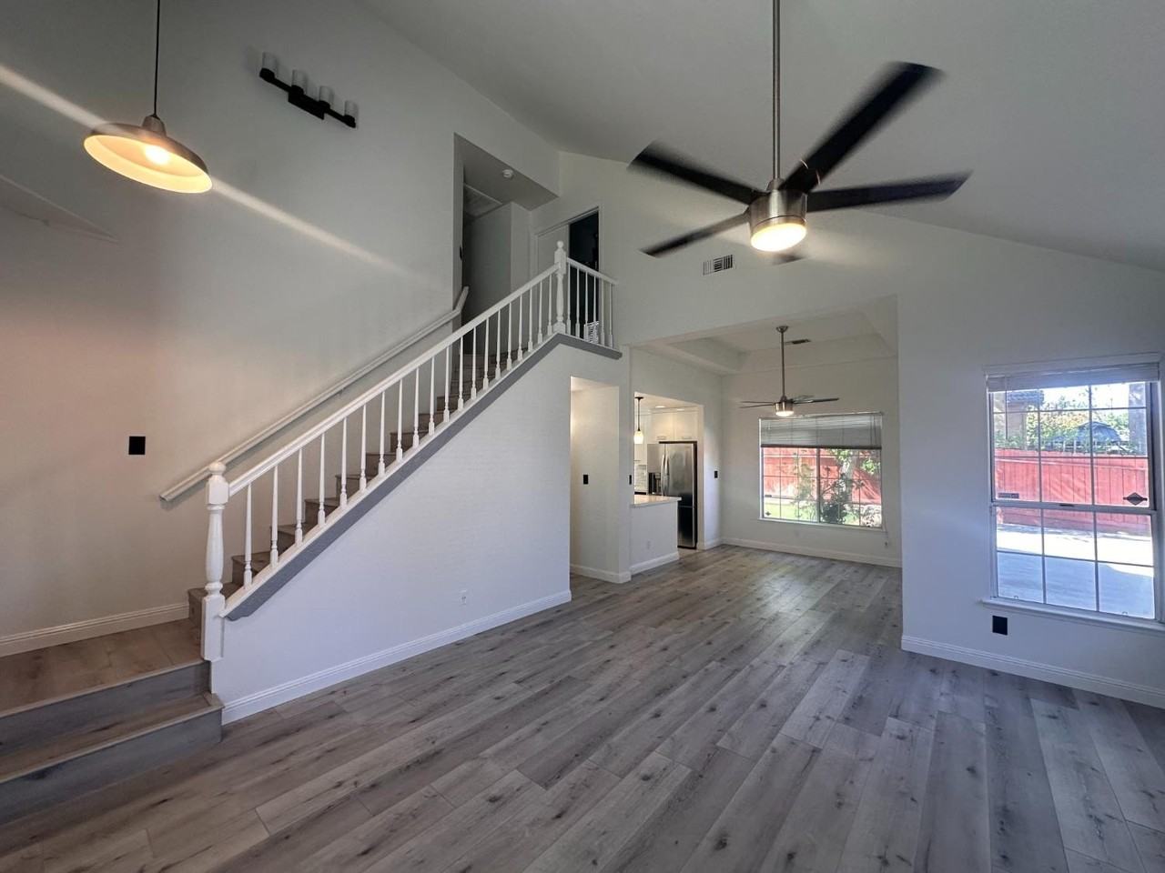2214 E Chennault Ave - Photo 5 of 32