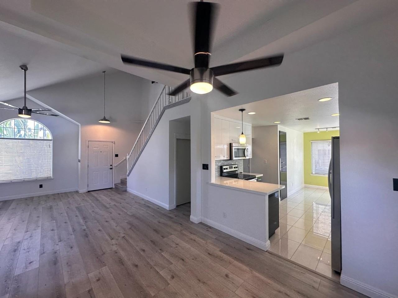 2214 E Chennault Ave - Photo 6 of 32