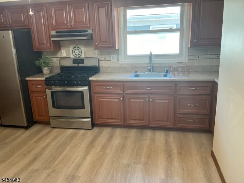 545 Freeman St - Photo 2 of 13