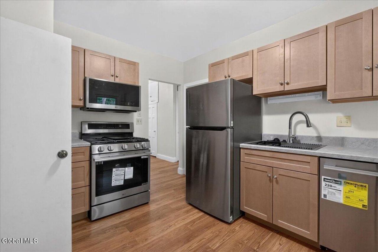 184 Saratoga Ave - Photo 4 of 18