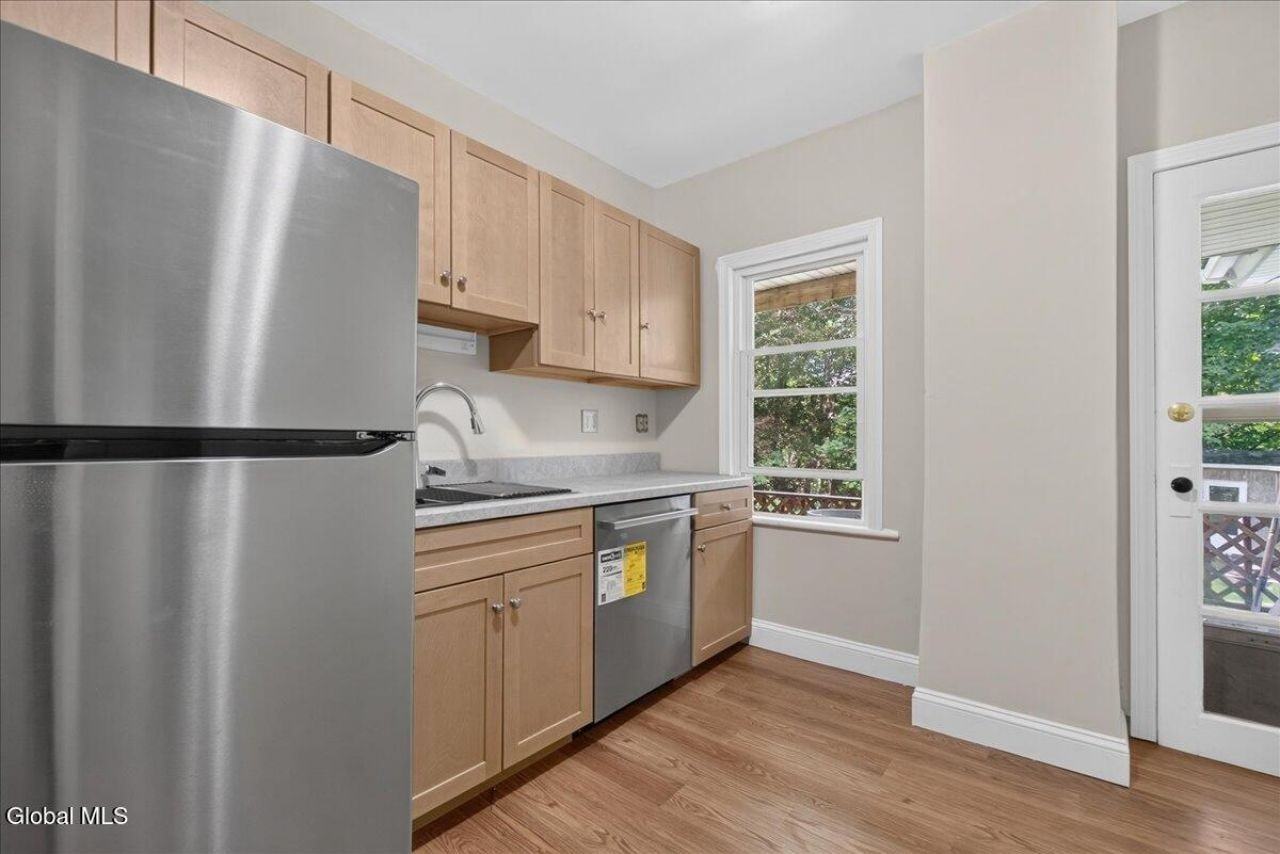 184 Saratoga Ave - Photo 5 of 18