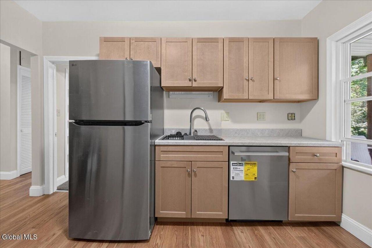184 Saratoga Ave - Photo 6 of 18