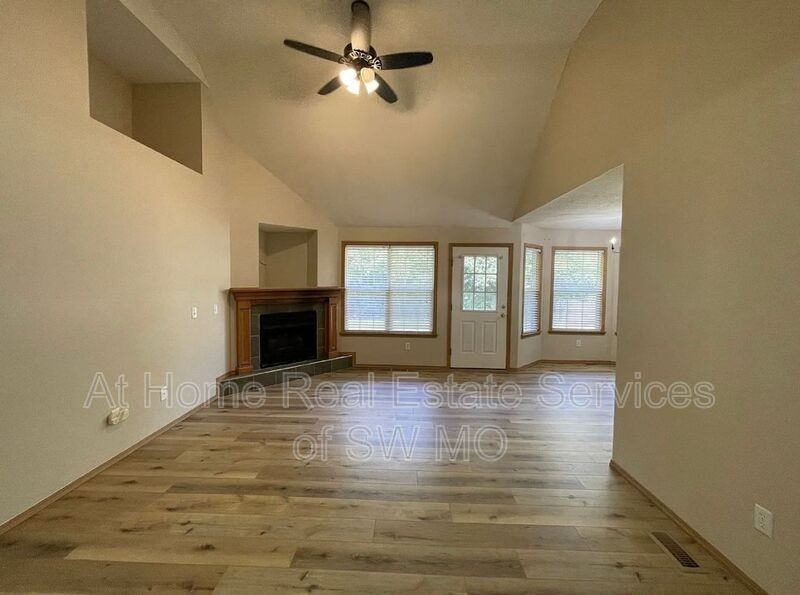 3903 S Walnut Hill Ave - Photo 2 of 12