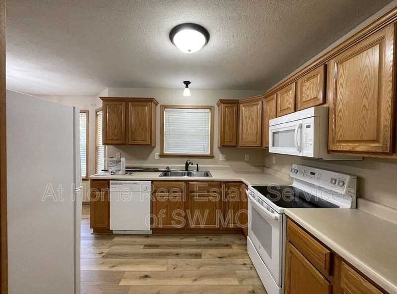 3903 S Walnut Hill Ave - Photo 5 of 12