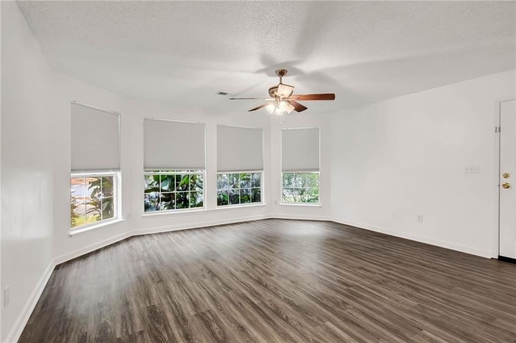 1004 Sandy Lane Dr - Photo 4 of 22