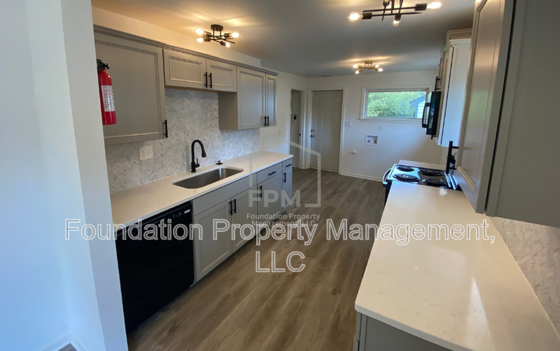 3694 Marion Ave - Photo 4 of 25