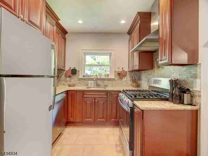285 Claremont Ave - Photo 6 of 22