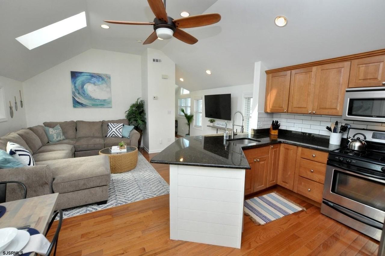 104 N Dudley Ave - Photo 2 of 17