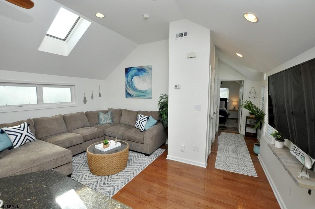104 N Dudley Ave - Photo 3 of 17