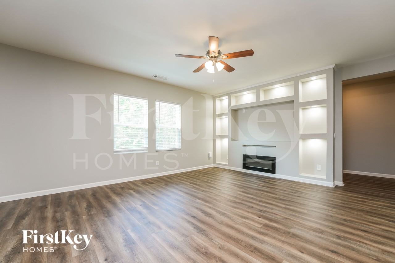 1271 Hudson Ct - Photo 2 of 19