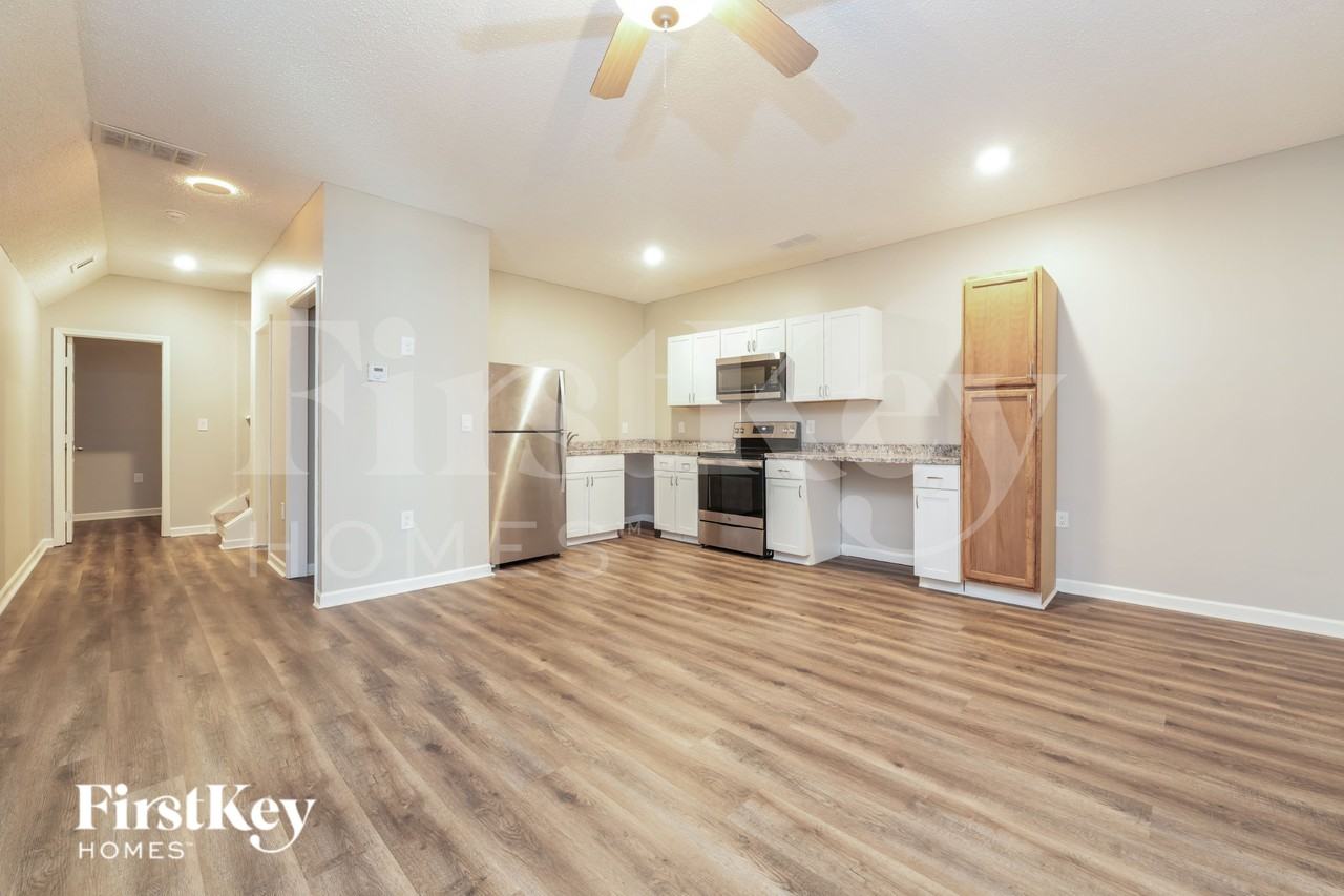 1271 Hudson Ct - Photo 5 of 19