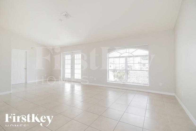 627 Nw 2nd St - Photo 2 of 16