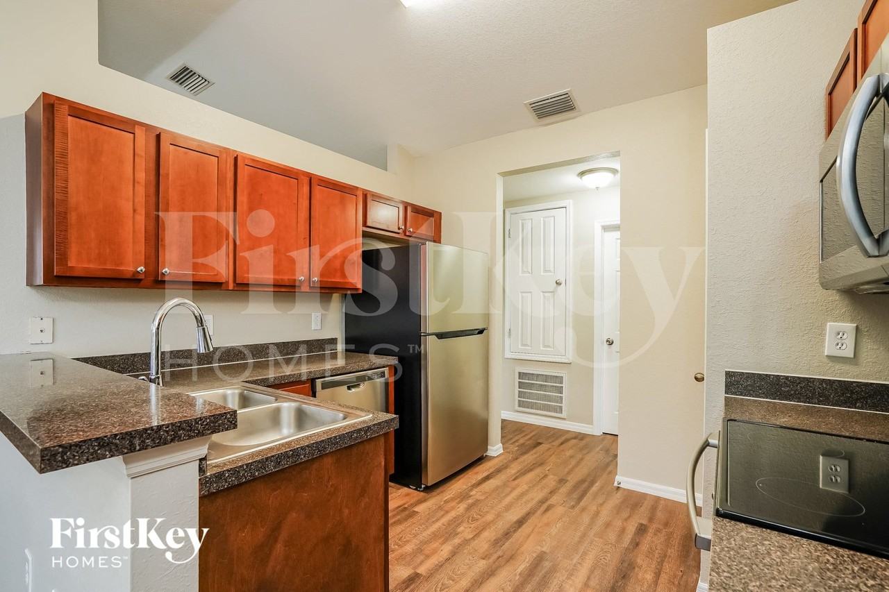 2153 Nw 18th Pl - Photo 5 of 16