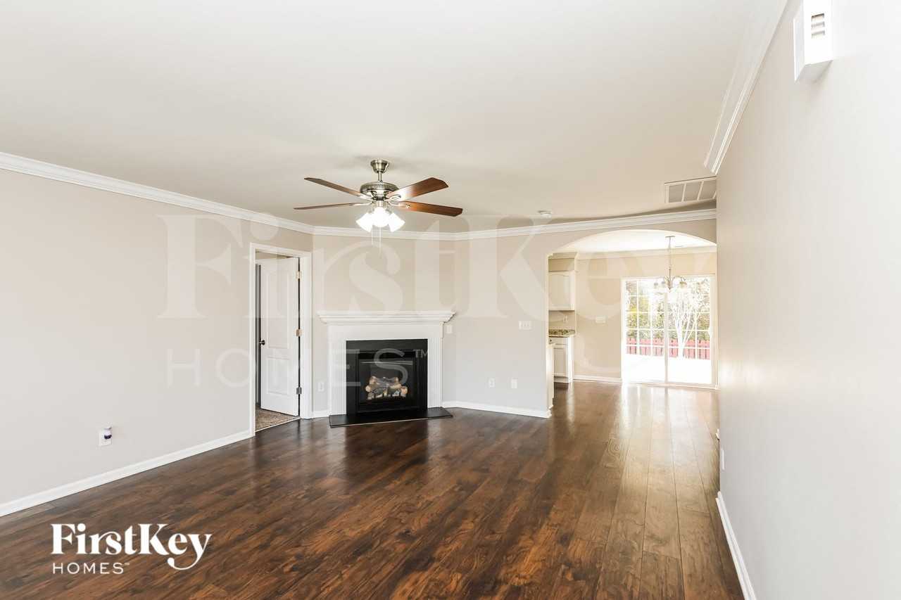 6824 Parkers Crossing Dr - Photo 4 of 15