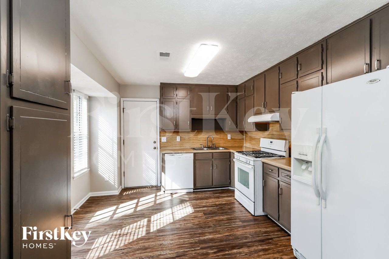 4190 Mountain Glen Trce - Photo 4 of 15