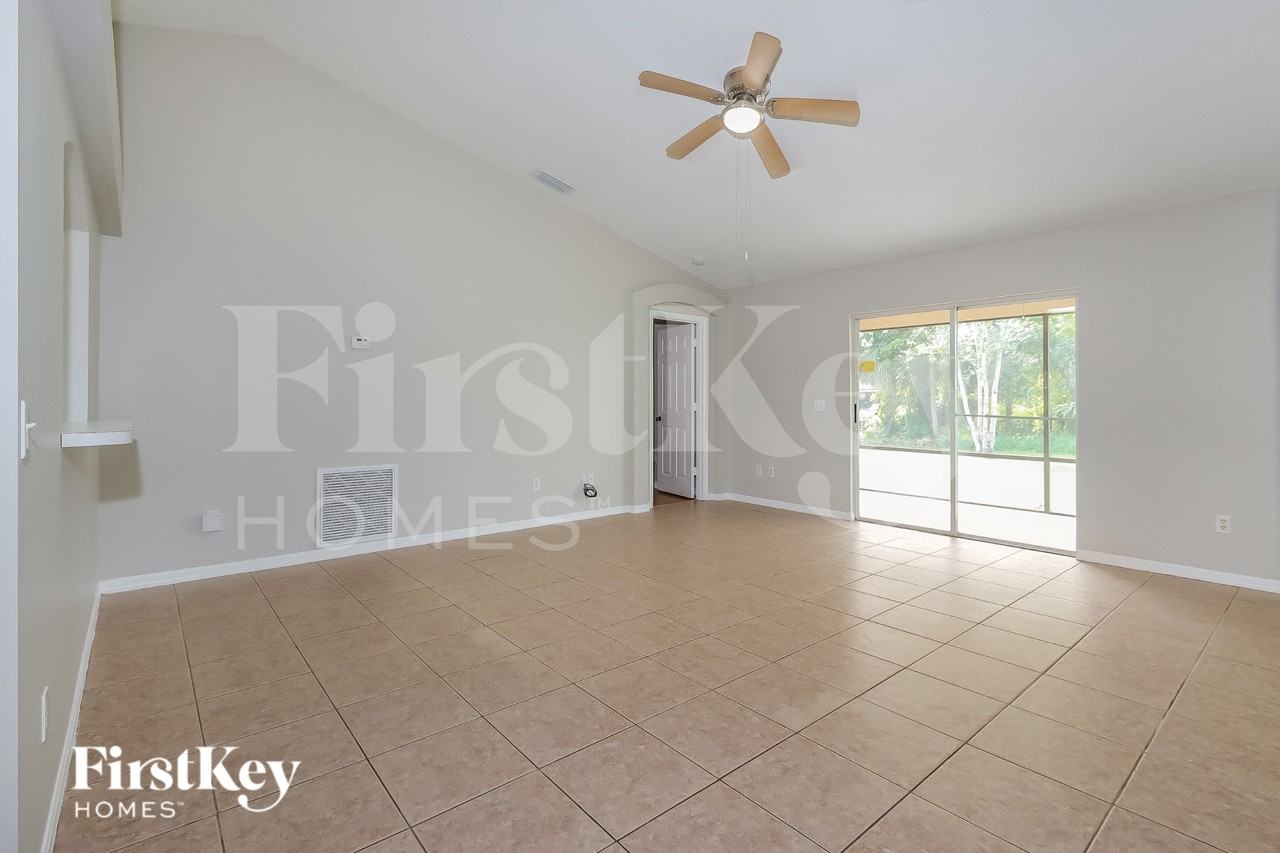 506 Nw Ferris Dr - Photo 4 of 17