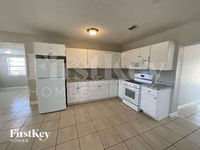 3951 Nw 173rd Ter - Photo 7 of 15
