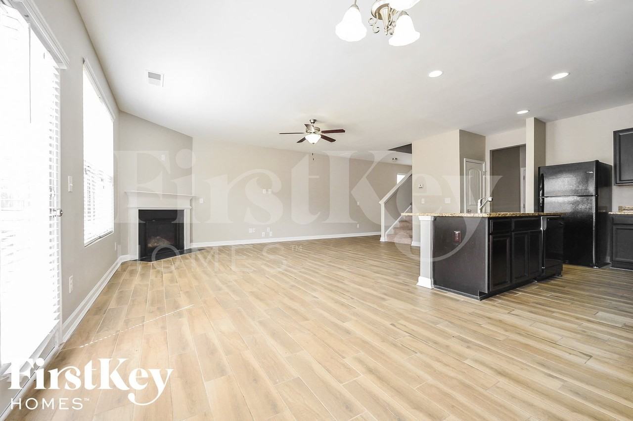 1816 Crandon Ct - Photo 4 of 15