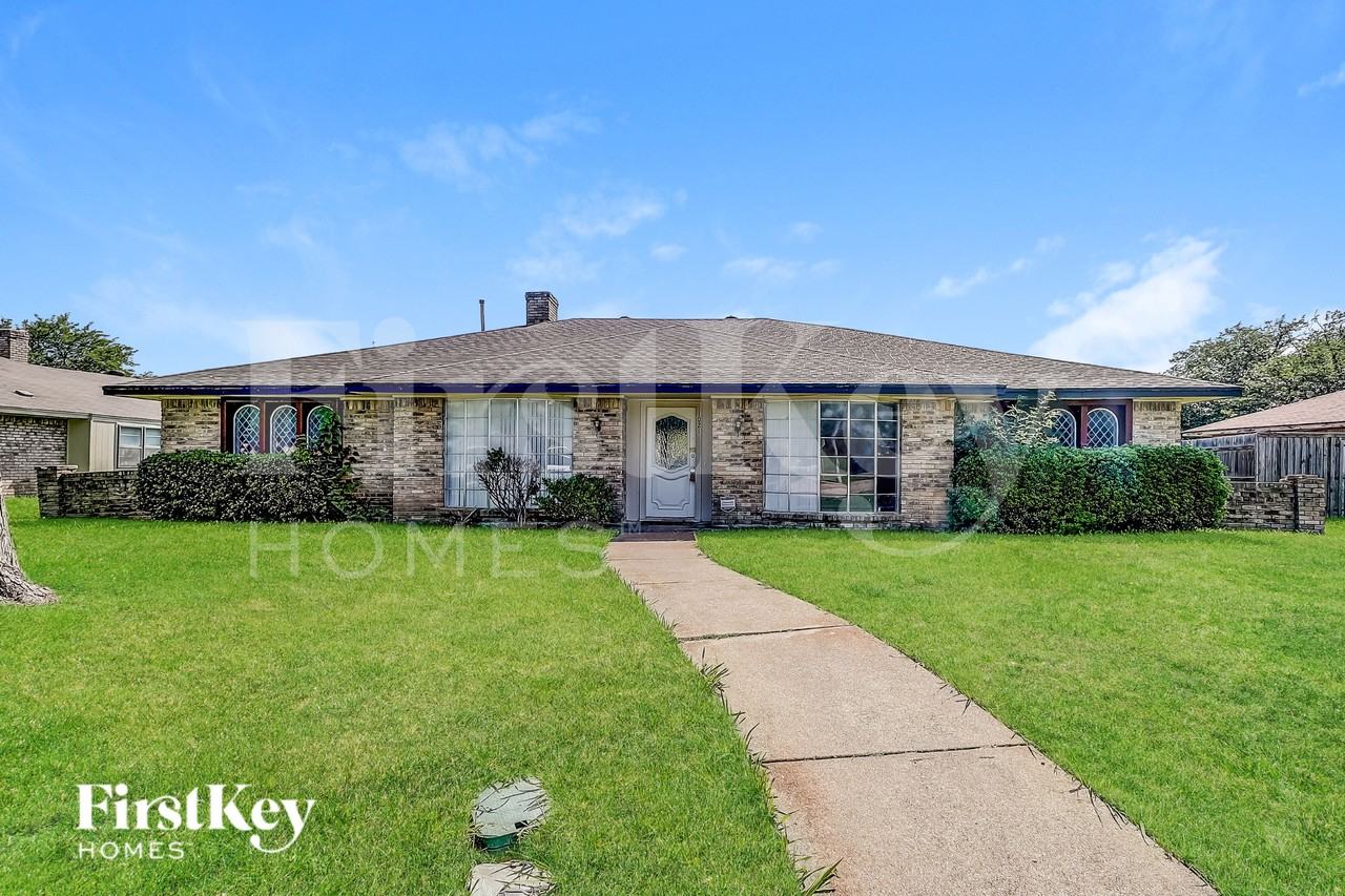 1021 Shadywood Ln - Photo 2 of 17