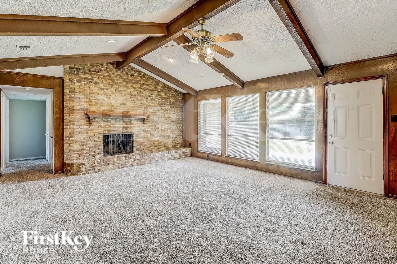 1021 Shadywood Ln - Photo 3 of 17