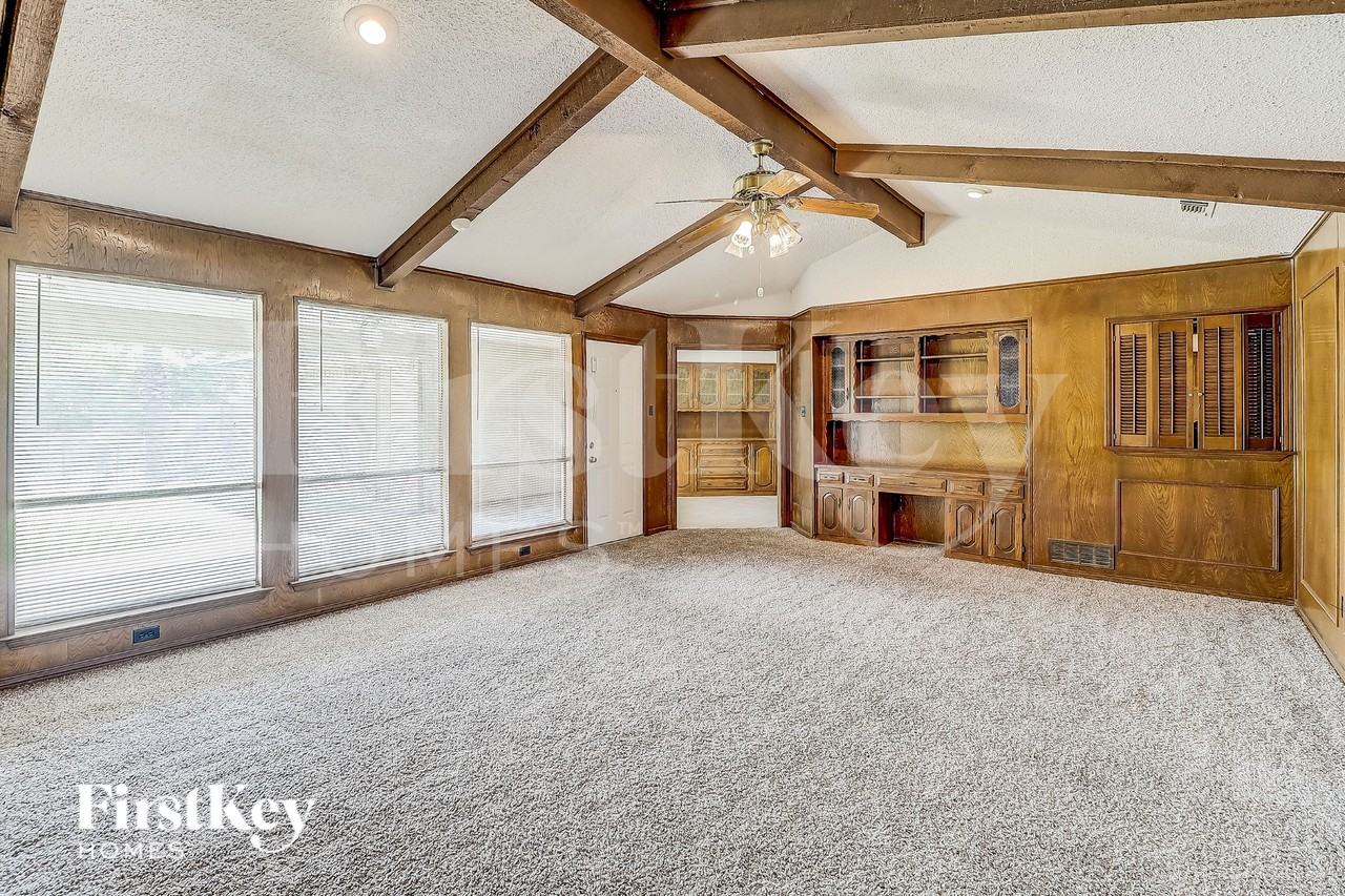 1021 Shadywood Ln - Photo 4 of 17