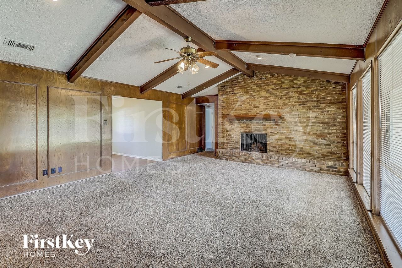 1021 Shadywood Ln - Photo 5 of 17