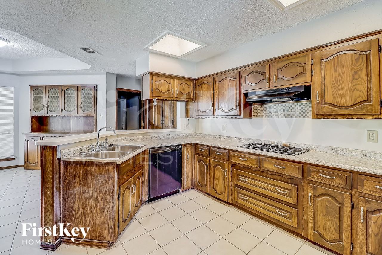 1021 Shadywood Ln - Photo 6 of 17