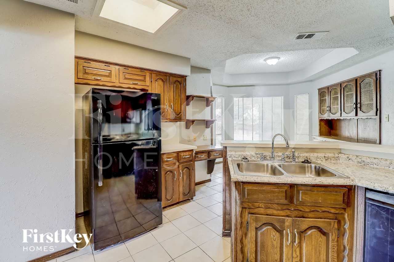 1021 Shadywood Ln - Photo 7 of 17