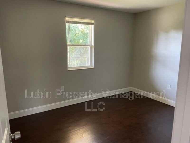 1043 College St #11 - Photo 3 of 7