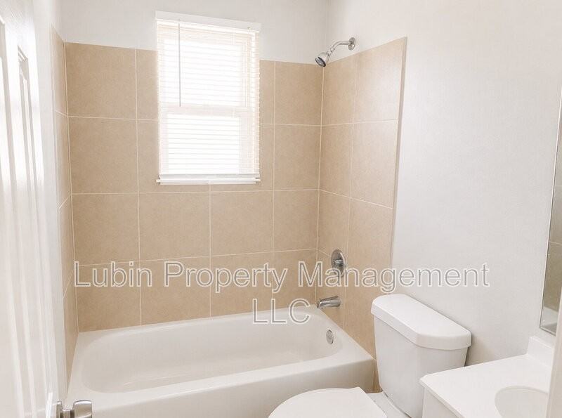 1043 College St #11 - Photo 6 of 7