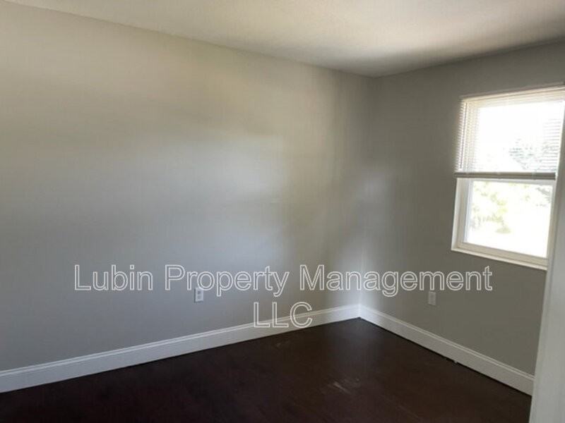 1043 College St #12 - Photo 7 of 8