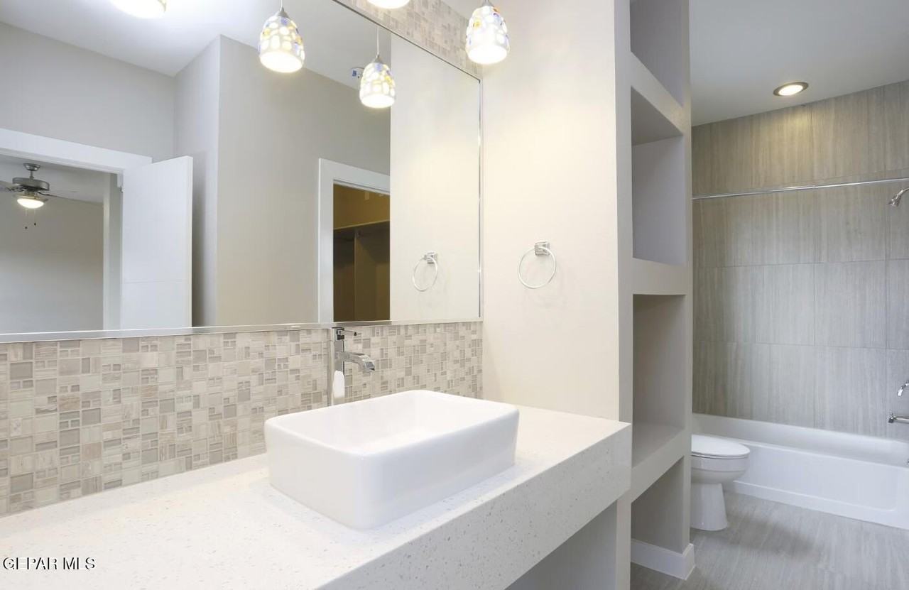 410 Thorn Ave #14 - Photo 3 of 11