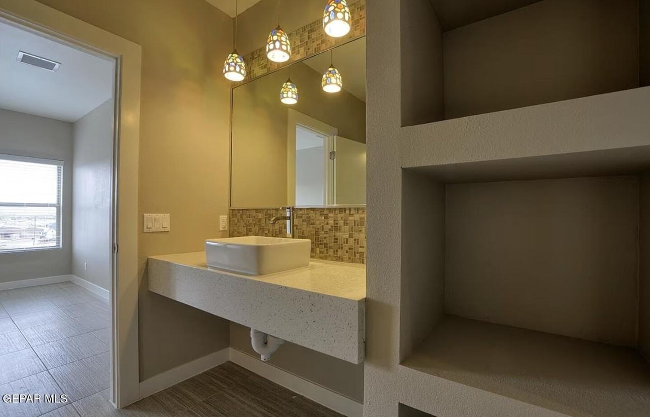 410 Thorn Ave #14 - Photo 4 of 11