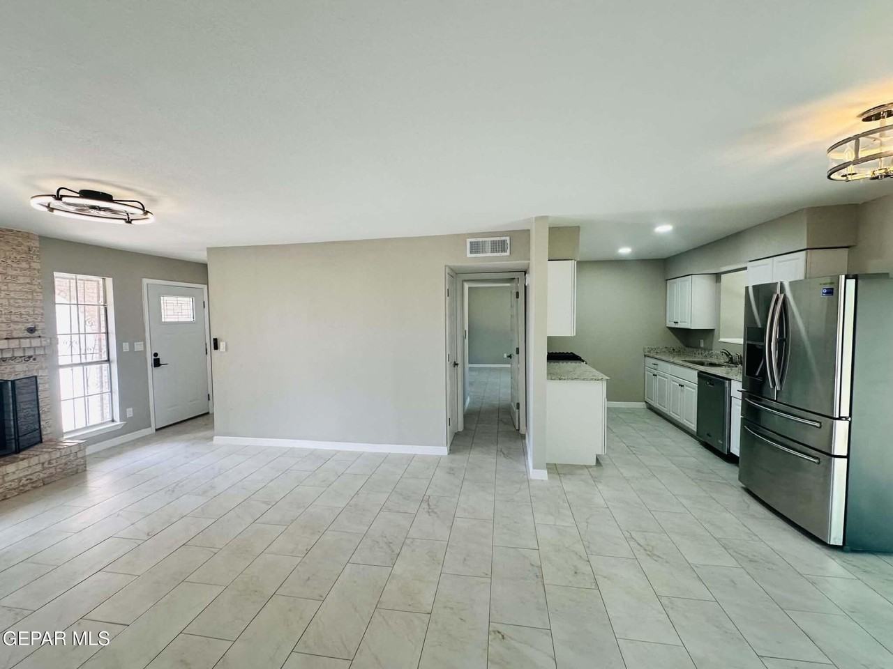 11733 Lorri Dr - Photo 3 of 17