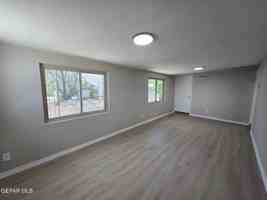 featured image of 3909 Sunrise Ave #2