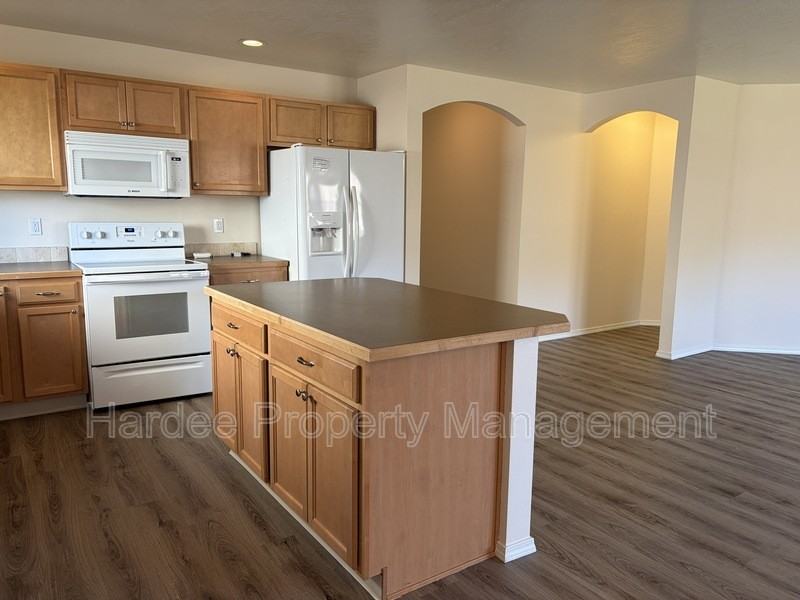 677 N Kayden Way - Photo 4 of 35