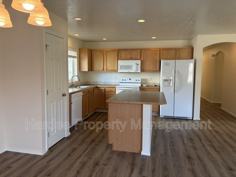 677 N Kayden Way - Photo 5 of 35