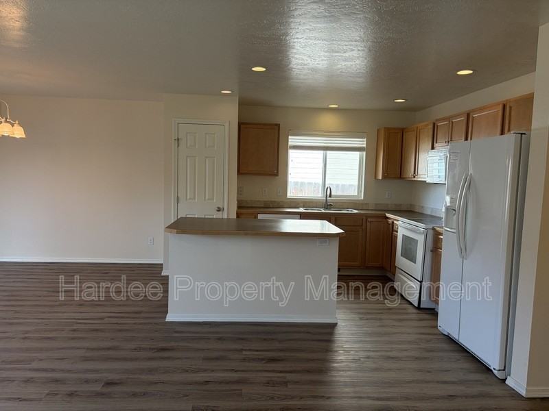 677 N Kayden Way - Photo 7 of 35