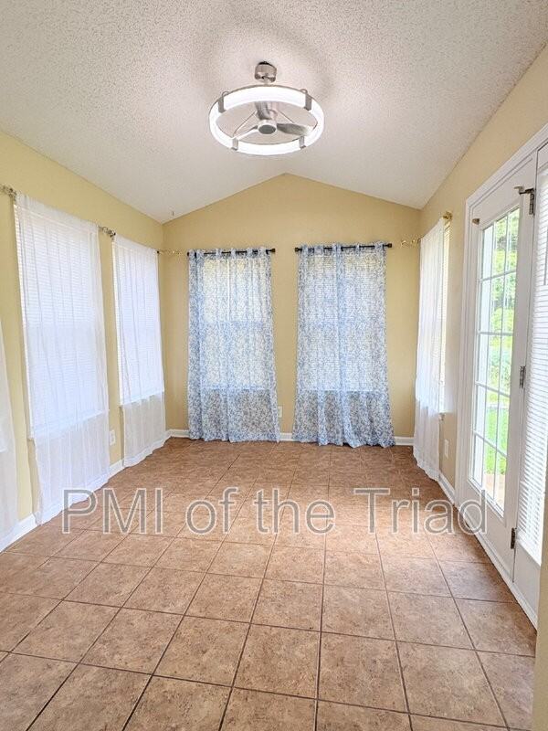 152 Drewsbury Dr - Photo 5 of 19