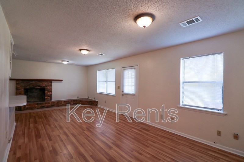4679 Bradley Dr - Photo 3 of 11