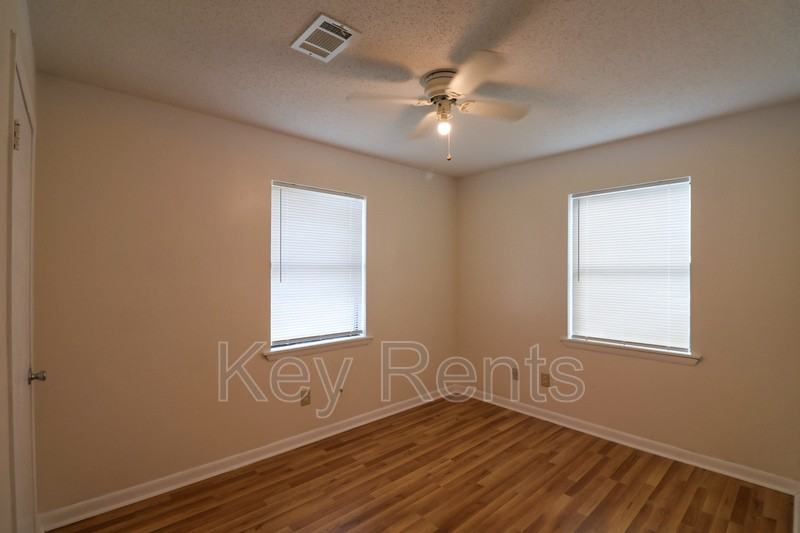 4679 Bradley Dr - Photo 4 of 11