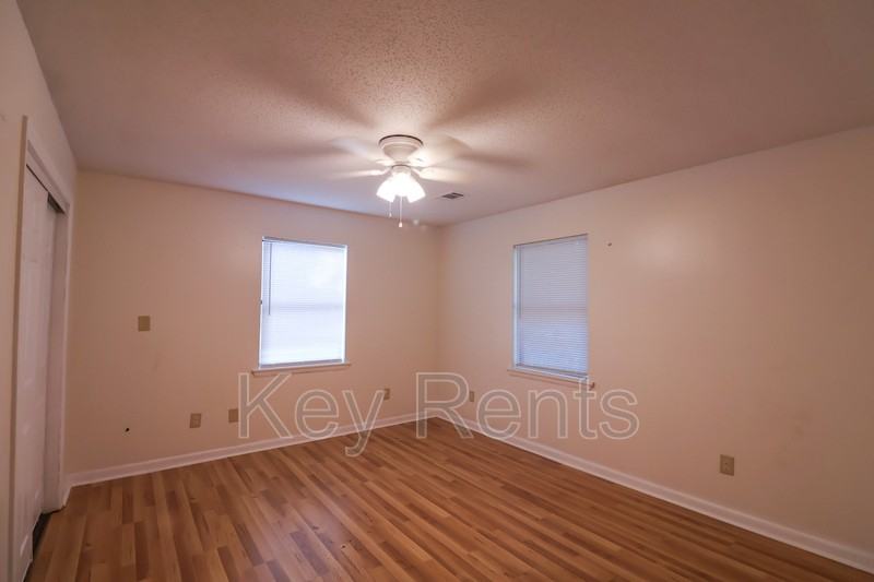 4679 Bradley Dr - Photo 5 of 11