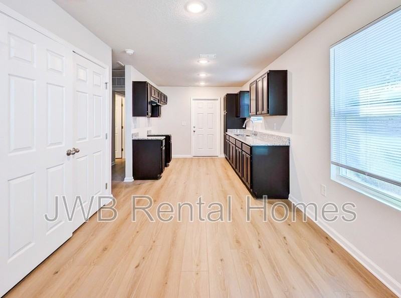 2123 Moncrief Rd - Photo 4 of 14