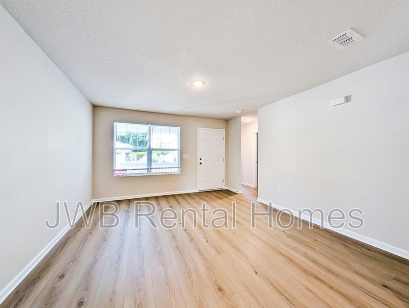 2123 Moncrief Rd - Photo 6 of 14