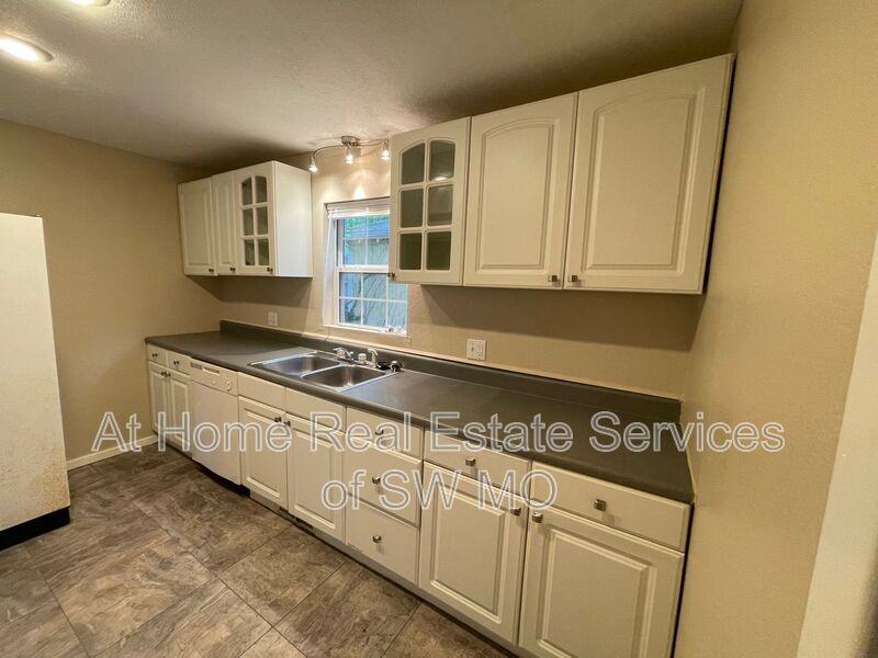 1440 E Mcdaniel St - Photo 4 of 13