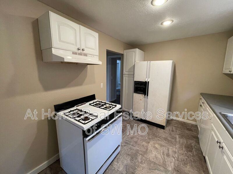 1440 E Mcdaniel St - Photo 5 of 13