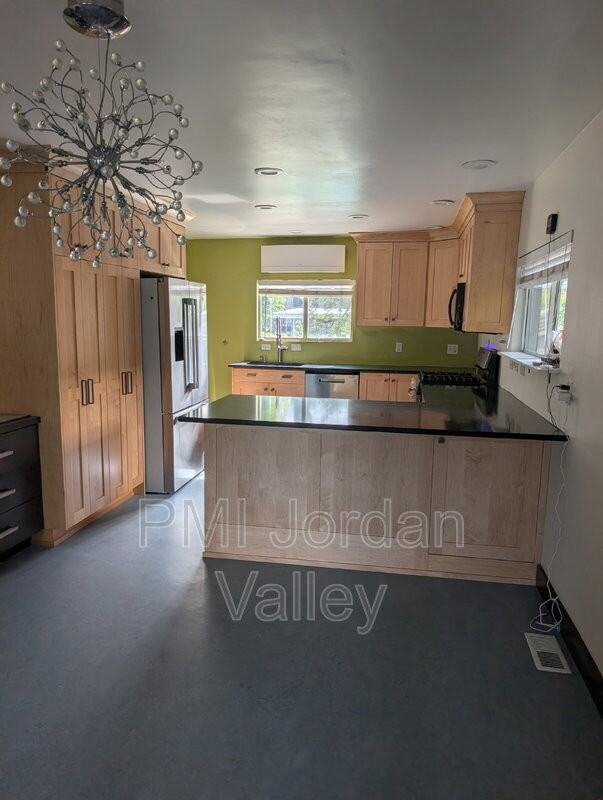 2511 Southeast - Photo 3 of 13