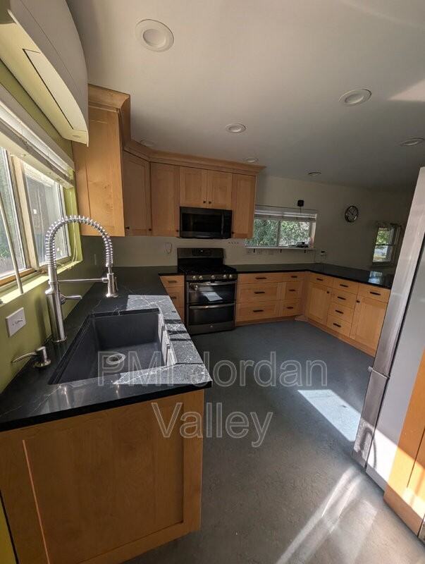 2511 Southeast - Photo 4 of 13