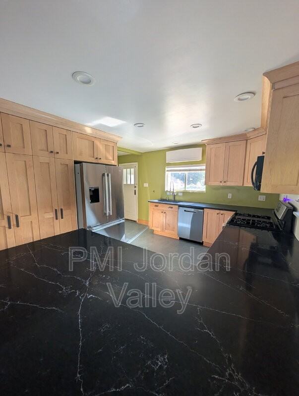 2511 Southeast - Photo 5 of 13