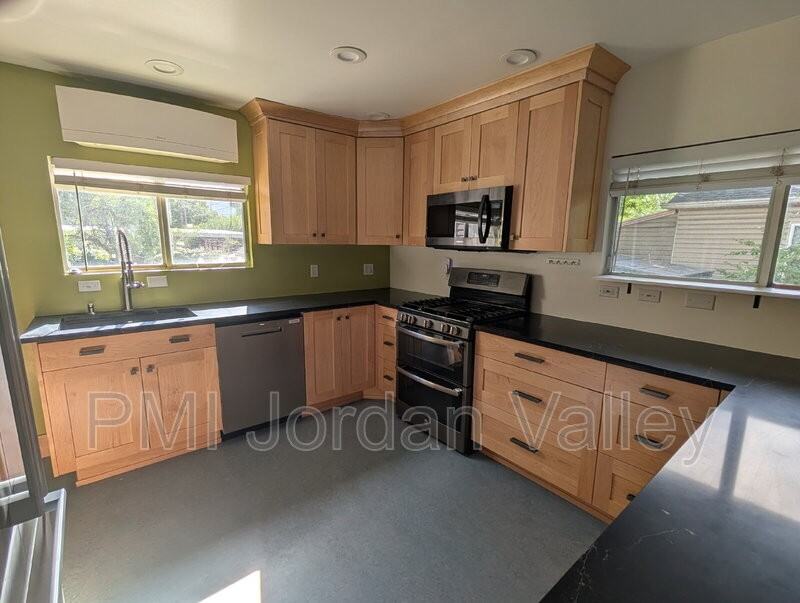 2511 Southeast - Photo 6 of 13